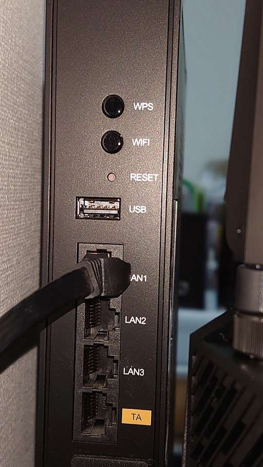 F660Aの背面（LAN1）ポートにLANケーブルを繋ぐ
